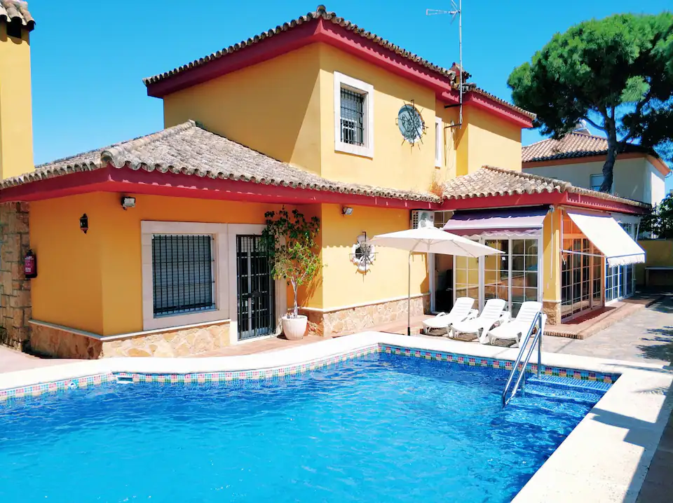Vista exterior con piscina