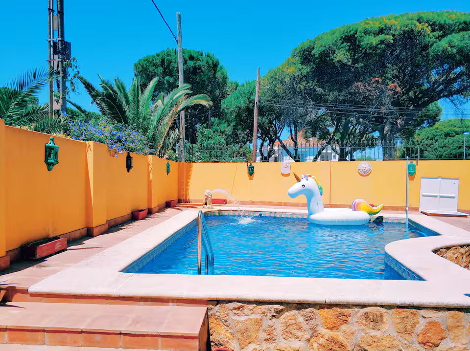Piscina principal de Villa La Jara con zona de hamacas