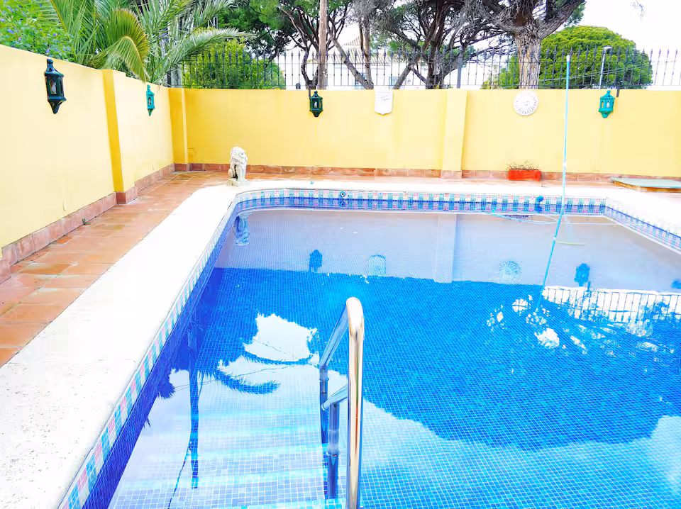 Piscina en día soleado
