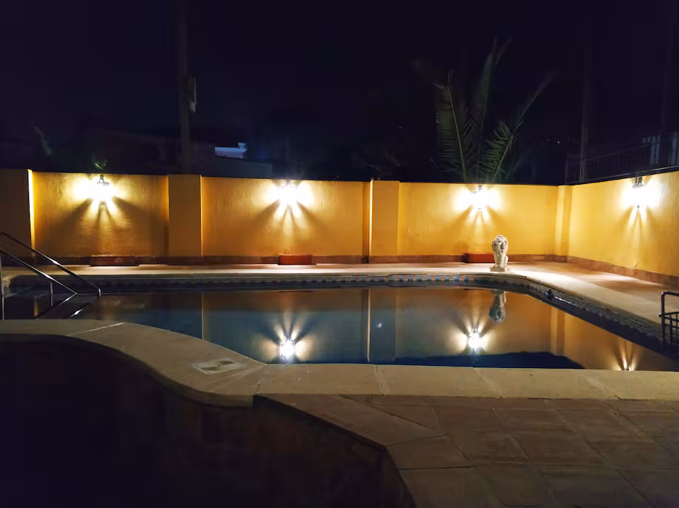 Piscina iluminada de noche
