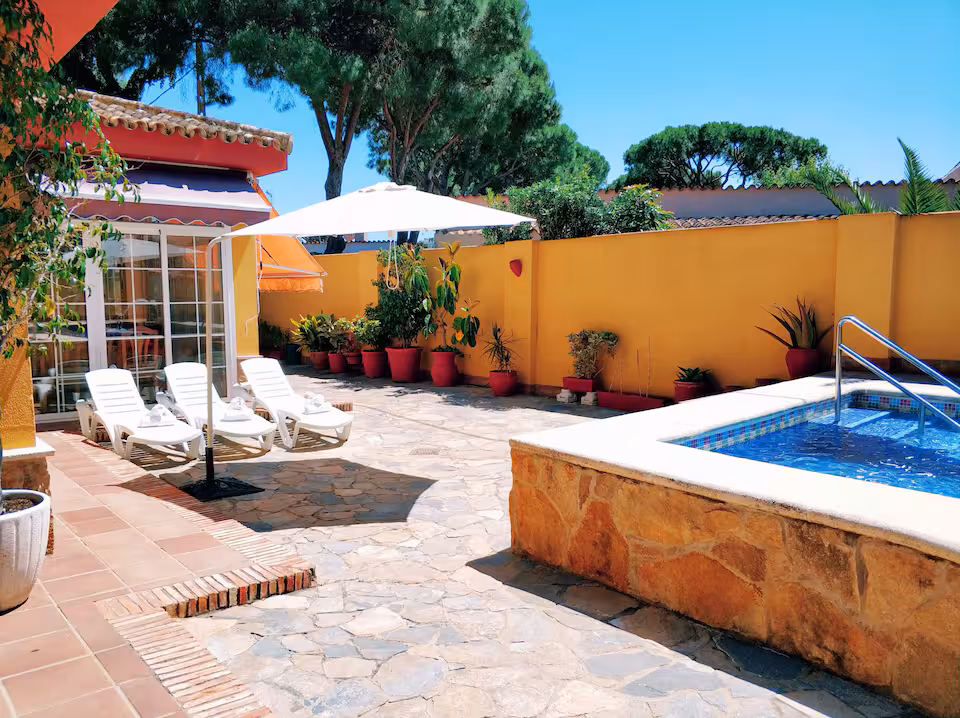 Zona de hamacas junto a la piscina